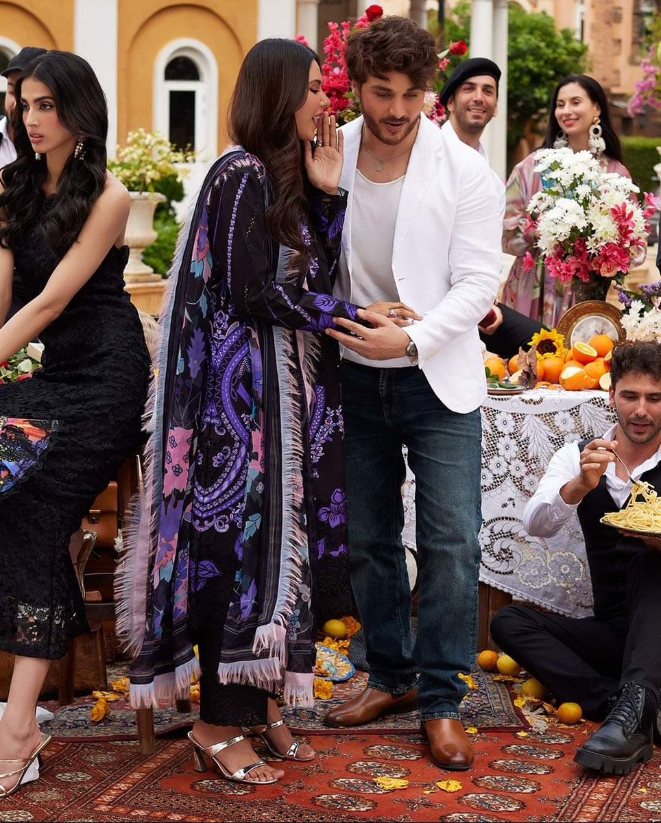 یہ ہے ہمارا بگڑا میڈیا جو رزق کو پیروں میں پھینک کر فوٹو شوٹ کرواتے ہیں. پھر رمضان میں اسلامی باتیں کرتے ہیں. 
#shameonsocialmedia
#shameonactress