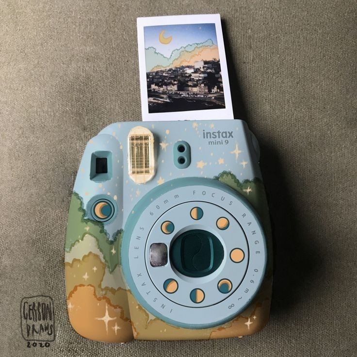 G_ilty's tweet photo. trabajo honesto y con cariño.

podría haber sido algo más comprado pero le gustaba regalar algo hecho por él mismo. lo sentía más personal así. y ya sabe que tiene una cámara y su móvil… ¡pero la pintó! seguro que le gusta así también. https://t.co/xI66iBrKhc