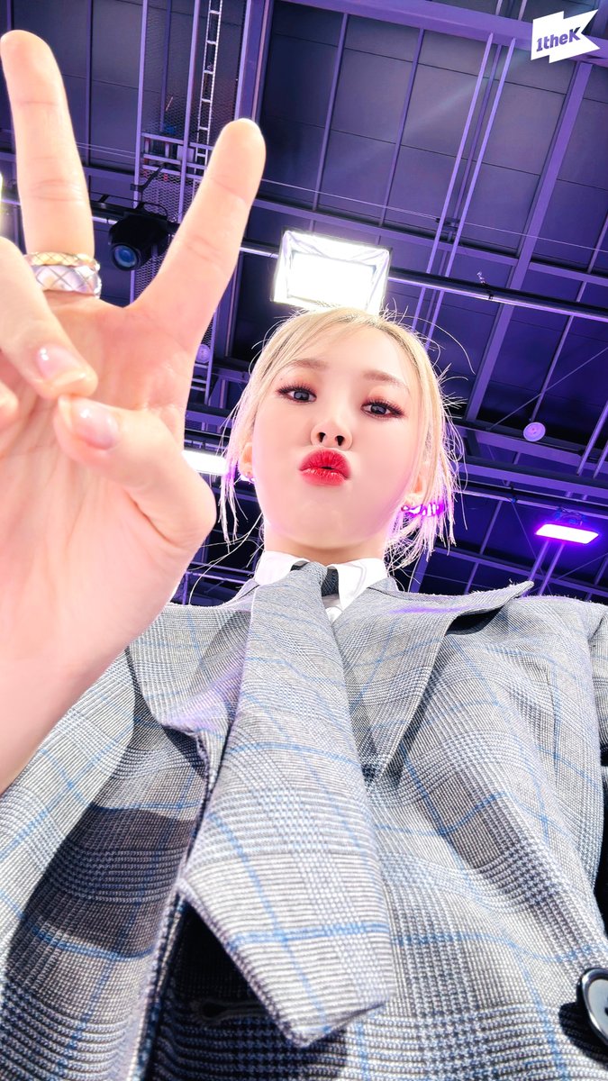 1theK's tweet photo. 🚨 무무들 큰일났어요!!!! 🚨 
또 또 또 #문별 이 미모가 하늘을 뚫었어요..💥
저만 보고 싶었던 별이 셀카 공개합니다! (*ฅ́˘ฅ̀*)💕
#마마무 #MAMAMOO #MoonByul #TOUCHIN_MOVIN #터친앤무빈 #수트댄스 @RBW_MAMAMOO

#SuitDance 👉 https://t.co/LP9vExQ5cg https://t.co/8jj338dCj6