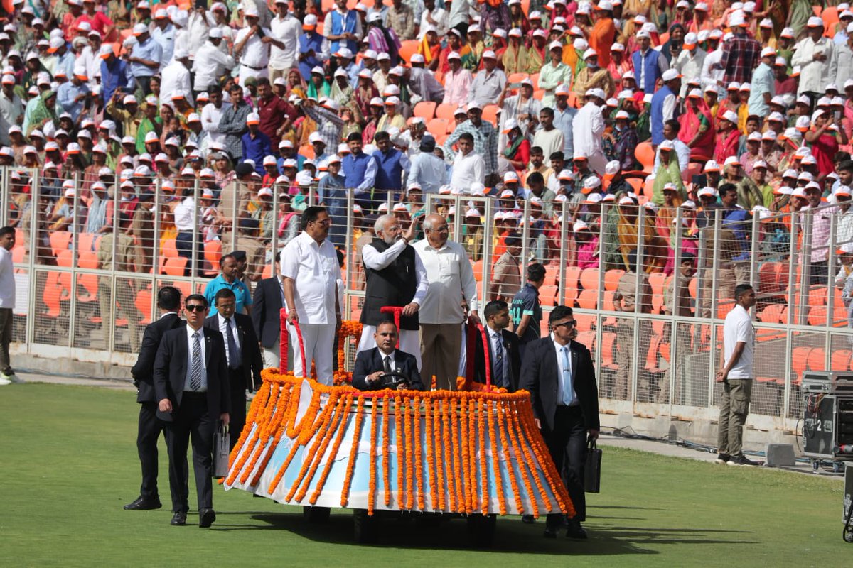 Rajesh__Gor's tweet photo. આપણાં સૌના લોકલાડીલા પ્રધાનમંત્રી શ્રી @narendramodi સાહેબને વધાવતી વિશાળ જનમેદની..

#50YearsofAmulGCMMF https://t.co/h8Wso319Wn