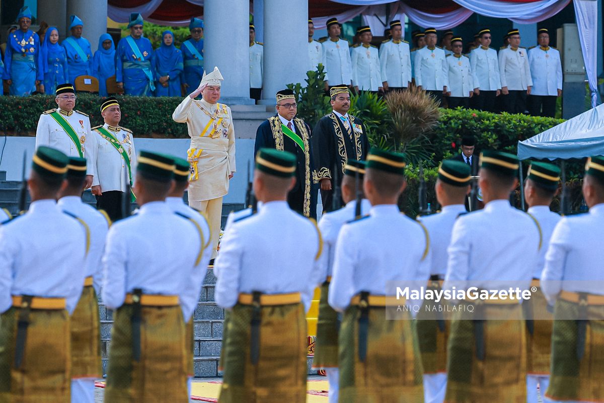MgPerak's tweet photo. Sultan Nazrin Muizzuddin Shah berkenan berangkat pada istiadat pembukaan rasmi persidangan Mesyuarat Pertama Tahun Kedua, Dewan Undangan Negeri Perak Ke-15,di Bangunan Perak Darul Ridzuan, hari ini. Turut hadir Menteri Besar Perak,Datuk Seri Saarani Mohamad

Foto:ANIQ NABILAFIQ https://t.co/zSMDMi6T87