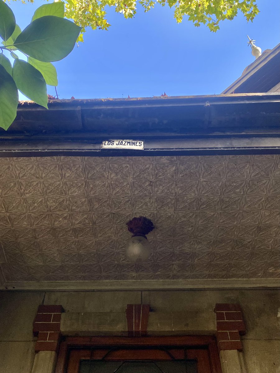 paisajeante's tweet photo. @JavierDeVilla Gracias a la amabilidad de @ireneorttizz pude conocerla mejor recorriéndola.
Vemos la firma de Chacón en la fachada y el nombre de la casa en antigua chapa esmaltada. Originalmente el resto de las casas de la manzana habrían tenido sus nombres también, con distintas flores. https://t.co/2MkhMygQp9