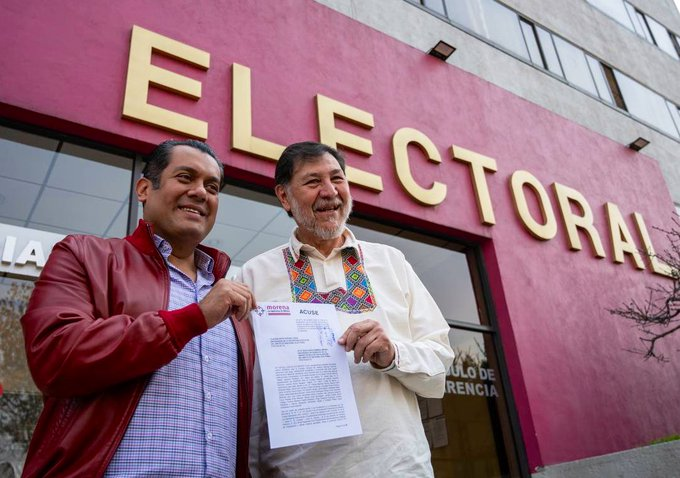 Los diputados y representantes de la #4T ante el INE, <a href="/fernandeznorona/">Fernández Noroña</a> y <a href="/Sergeluna_S/">Sergio Gutz. Luna</a>, denunciaron a la candidata presidencial del PRIAN, <a href="/XochitlGalvez/">Xóchitl Gálvez Ruiz</a>, por el financiamiento ilegal de millones de pesos en los #Xochibots para la campaña sucia vs AMLO y Claudia Sheinbaum. 

¿De