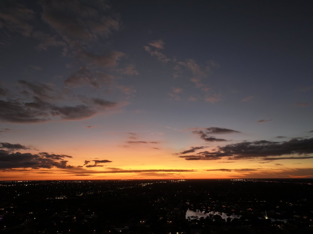 skyviewmotions's tweet photo. Sunset from 300ft.
#djimavicpro #dronephotography #photography #southflorida #remotepilot https://t.co/PF7sAHYVC4