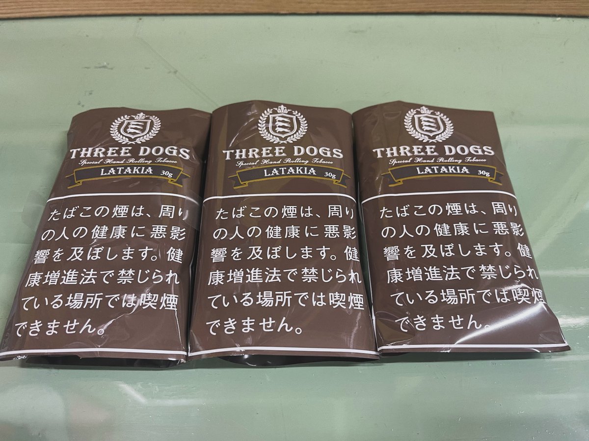 PLAYBACK_bakan's tweet photo. 商品入荷のお知らせ。
好評につき品切れとなっておりました"スリードッグ ラタキア"を入荷しました。
芳醇なバージニア系タバコとは一線を画する渋い味わいのシャグとなっています。
フレーバー系は苦手、皆と同じは嫌だ、少し変わった味を試してみたいという方には大変オススメなシャグです。 https://t.co/9q0o193sLK