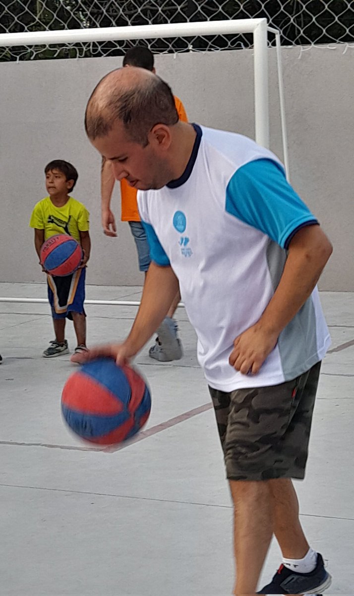MercedesFrasca's tweet photo. Una tarde en el Club Inclusión y a donde mires, hay alguien aprendiendo y haciendo amigos 💪Jueves de Basquet, Arte y kinesiologia, en nuestro lugar soñado. https://t.co/6ci8kk6Z2Z