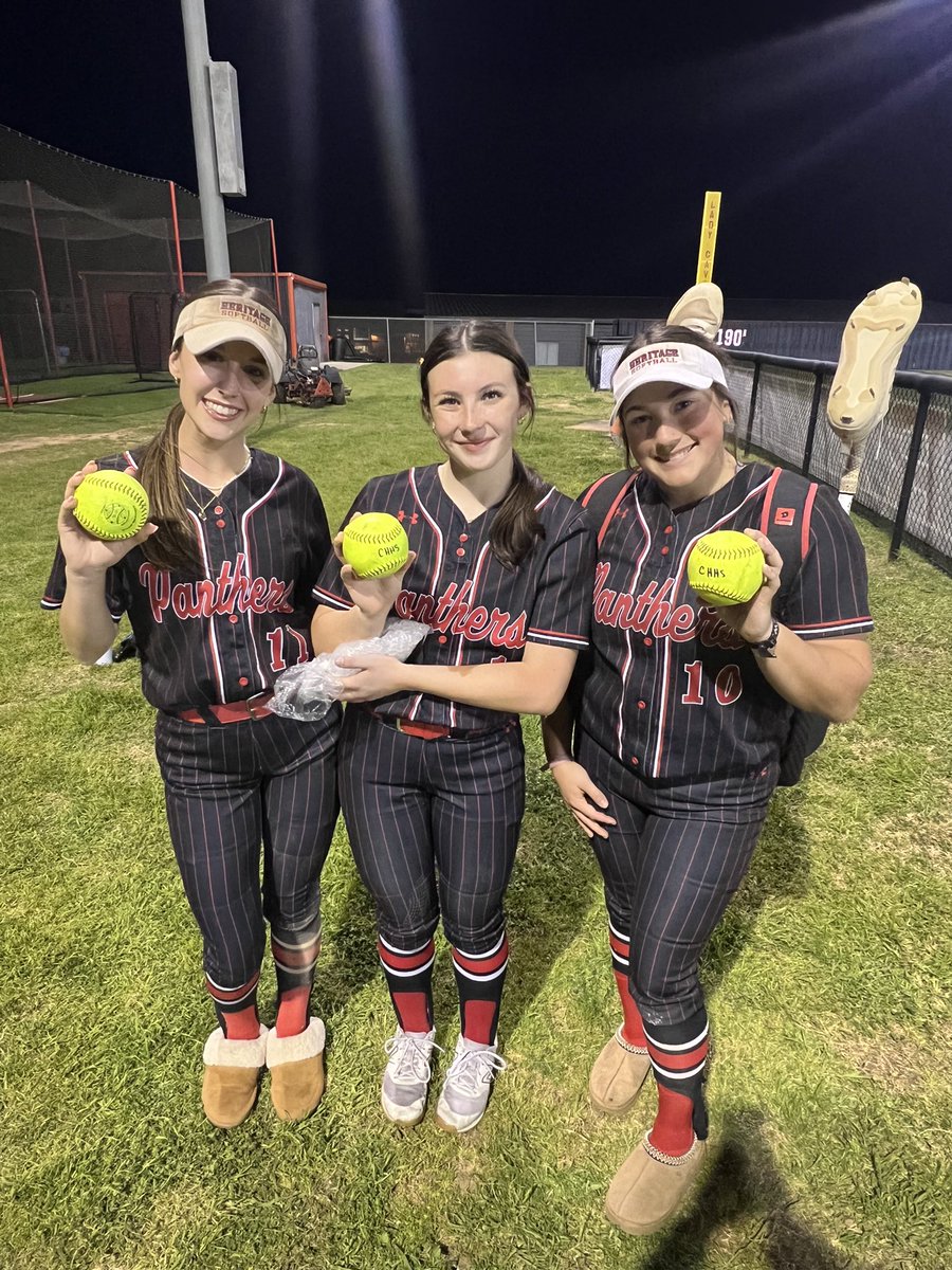 chhs_softball's tweet photo. Dinger squad!! @gracigreen2 @mckinley_swaim @Luna_flores_11 https://t.co/hqX4IFsWPR