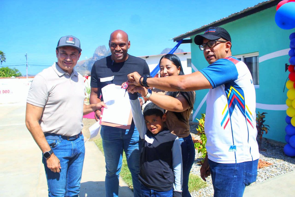 josemvasquez's tweet photo. La entrega de viviendas en el Urbabismo La Fortaleza es una muestra más del esfuerzo de nuestro Gobierno Bolivariano y de nuestro Presidente @NicolasMaduro por brindarle viviendas dignas a nuestro pueblo. https://t.co/EUsaNZi7FH