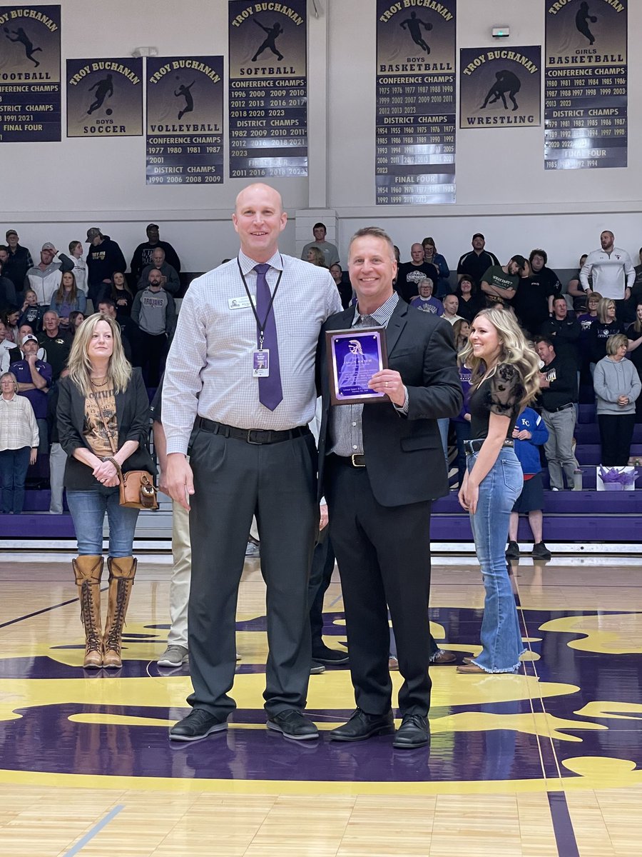 Privileged to honor the legendary ⁦@TBHSTrojans⁩ Jason Smith and his tremendous career tonight! Big thanks to family & friends who made this a special night!