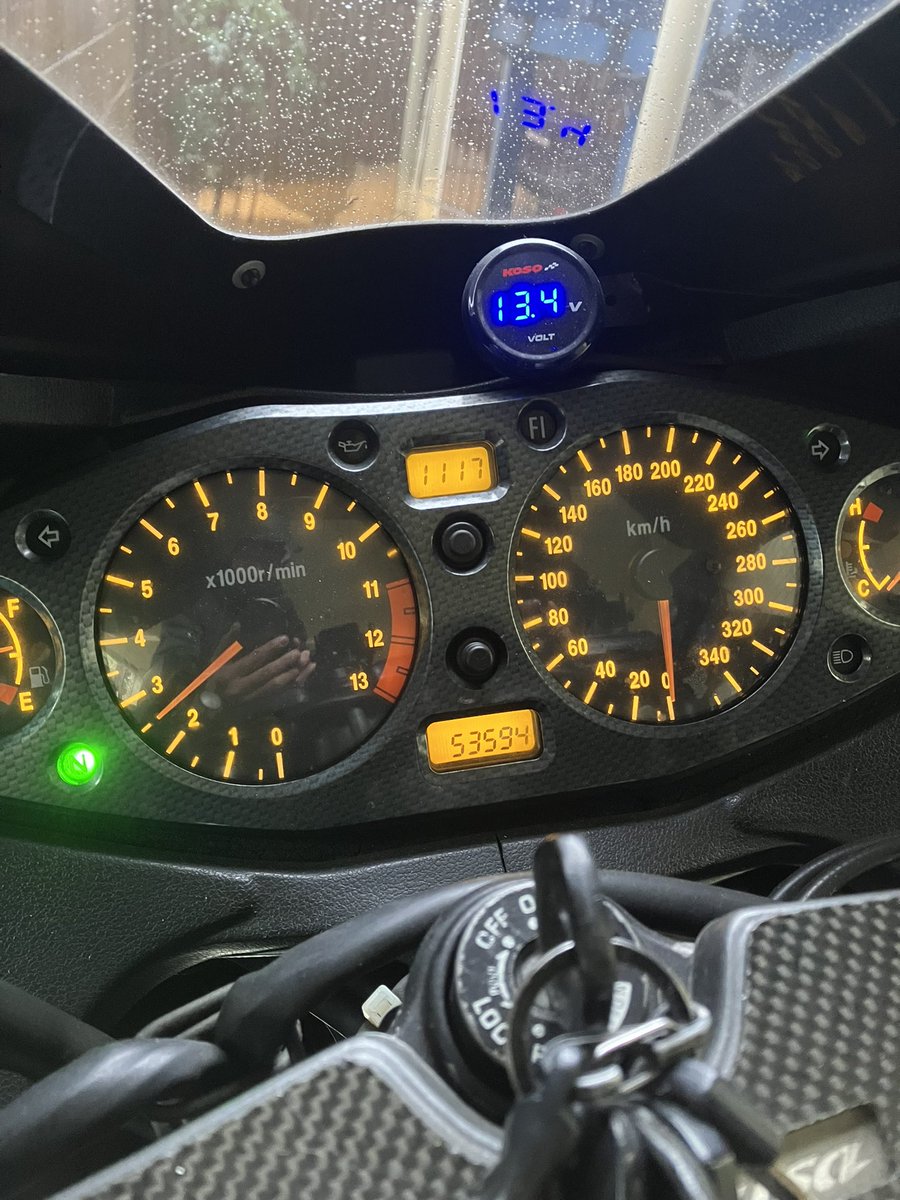 hidex13's tweet image. 今日は乗らないけど、久しぶりに火を入れた。一発でかからなかったけど、2発目で「ブゥオオン!!!」バッテリーもビンビンだぜ。笑　#hayabusa #gw71a #busa #gsx1300r