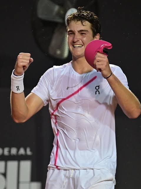 edutrevisan's tweet photo. 🚀🇧🇷 Incrível! João Fonseca, apenas 17 anos e 655º no ranking, acaba de mostrar o poder do talento brasileiro no #RioOpen2024! Venceu o ex-top20 Chris Garin e avançou ás quartas de final. Ele escalará +300 posições no ranking! E o @joaofonsecaJFA ainda é @Flamengo #MadeInRio https://t.co/Ekpvkxa1CP