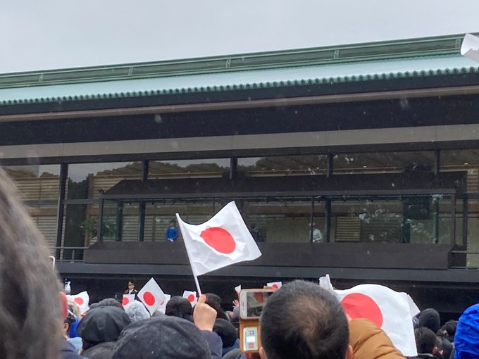 一般参賀初めて参列したわ https://t.co/Igy4UamB6K