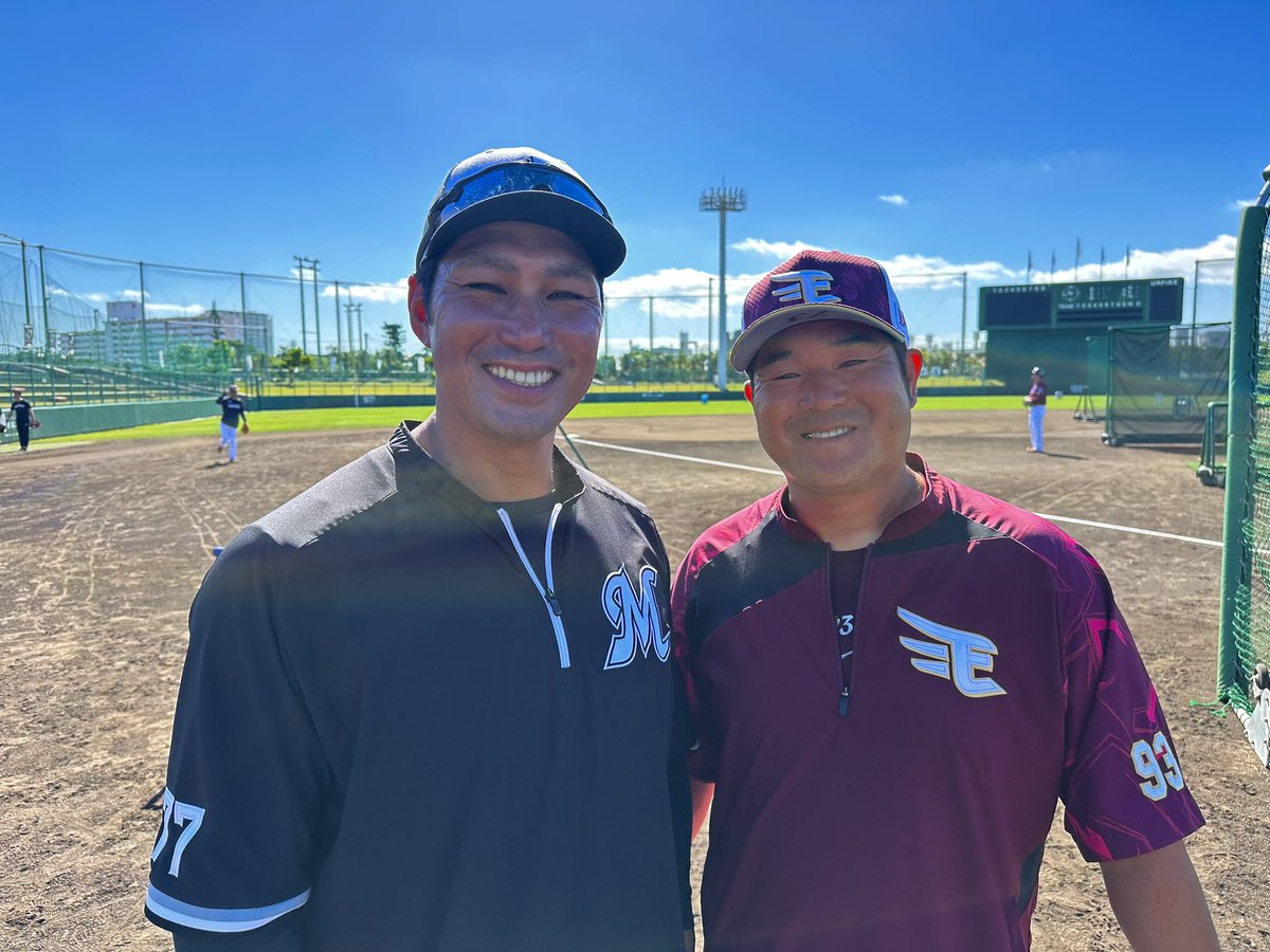 chibalotte_pr's tweet image. 試合前に #栗原健太 コーチとイーグルス後藤武敏コーチでパシャリ！
2019年に共にイーグルスのコーチを務めていたお二人。
「コーチ1年目の時に、いろいろ教えてもらったんです！」と後藤コーチが笑顔で話してくれました！
#chibalotte #広報 #MarinesSpringCamp #RakutenEagles