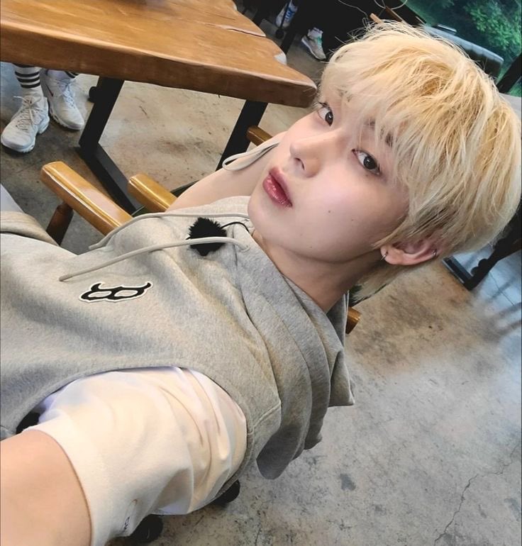 sunoowawito's tweet photo. mini au — sunsun

   “ k-pop star “

sh cree que es 100% heterosexual hasta que empieza a tener su primer boycrush con su amigo sn que hace cuestionar a su corazón 

“ ay, divine, eres lo más cute que hay “ https://t.co/sxGOhvTpZa