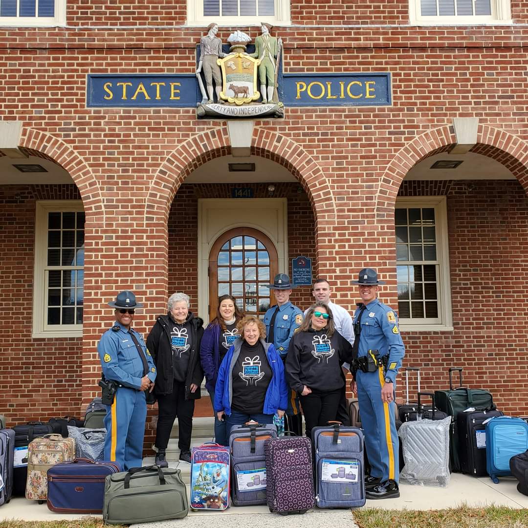 Thank you <a href="/DEStatePolice/">Delaware State Police</a> !
Sixty teens in a Sussex group foster home will receive suitcases and toiletries bags filled with towels &amp; hygiene items thanks to you 💙🖤 we're so grateful for this partnership
#neighborshelpingneighbors #CommunityEngagement