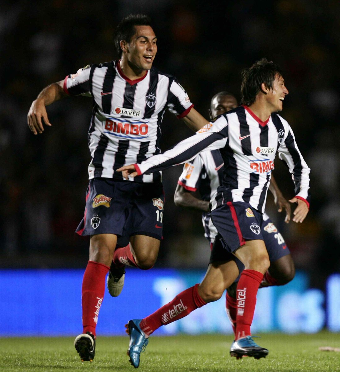 SomosRayados's tweet photo. No se le hace tanto reconocimiento, pero este hombre apareció en Clásicos, Cuartos de Final, Semifinales y Finales, de Liga MX o Concachampions, ahí siempre estuvo. Un título se logró de su pie y en la remontada épica del tricampeonato fue parte fundamental marcando gol. El famoso 'Correcaminos', un jugadorazo que rindió y que se le tiene mucho cariño por los conocedores. NERI CARDOZO dice adiós del futbol. Gracias por todo, leyenda.