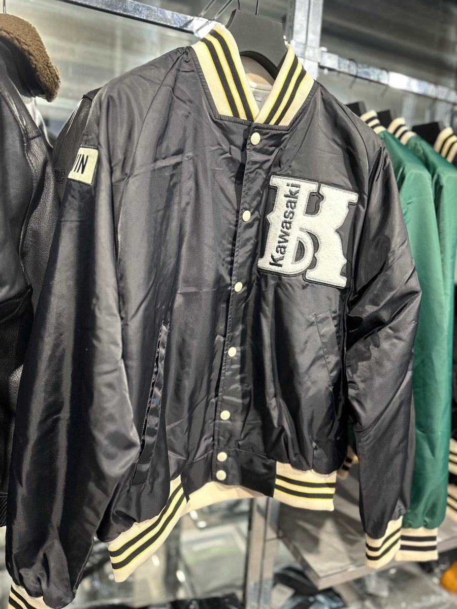 KawasakiPlaza's tweet photo. こんにちは。
＃カワサキプラザ相模原 です！

＃カワサキ×＃BUTWIN スタジアムジャンパーが入荷いたしました。ストリートファッションに合わせやすいアイテムになります！

店頭にご用意がございますのでご来店をお待ちしております！
メーカー希望小売価格　￥20,900
#PLAZA #アパレル #着るカワサキ https://t.co/M0B33GDUIt