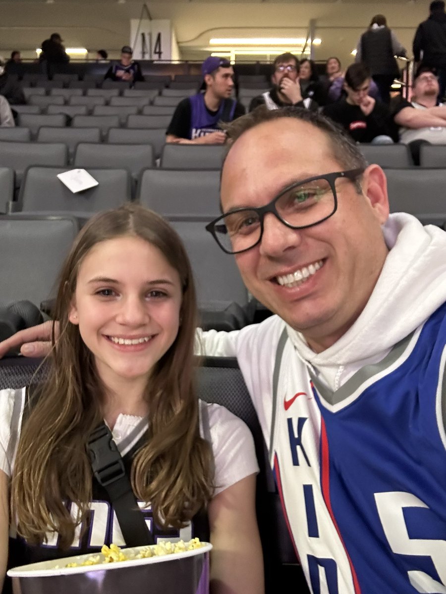 Guzzerj530's tweet photo. Let’s go Kings!! #Lightthebeam https://t.co/bCOgpEE0W4