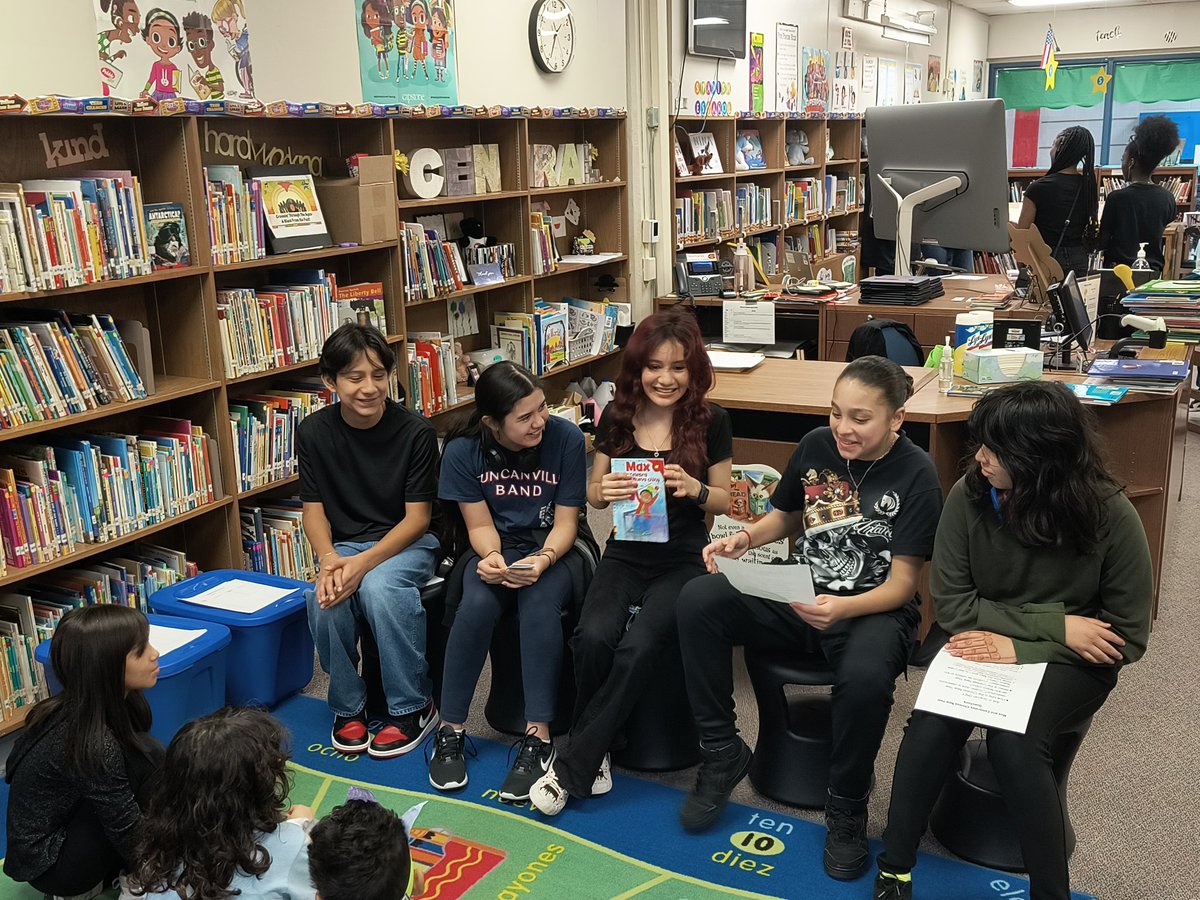 What's better than sharing the love of reading with others? ❤️ Sharing the love of reading with the help of Student Council officers and #EmergentBilinguals at 
Central Elementary! Special thanks to @MrAlvarezTeachr and Ms. Guillen for partnering with me on this event!