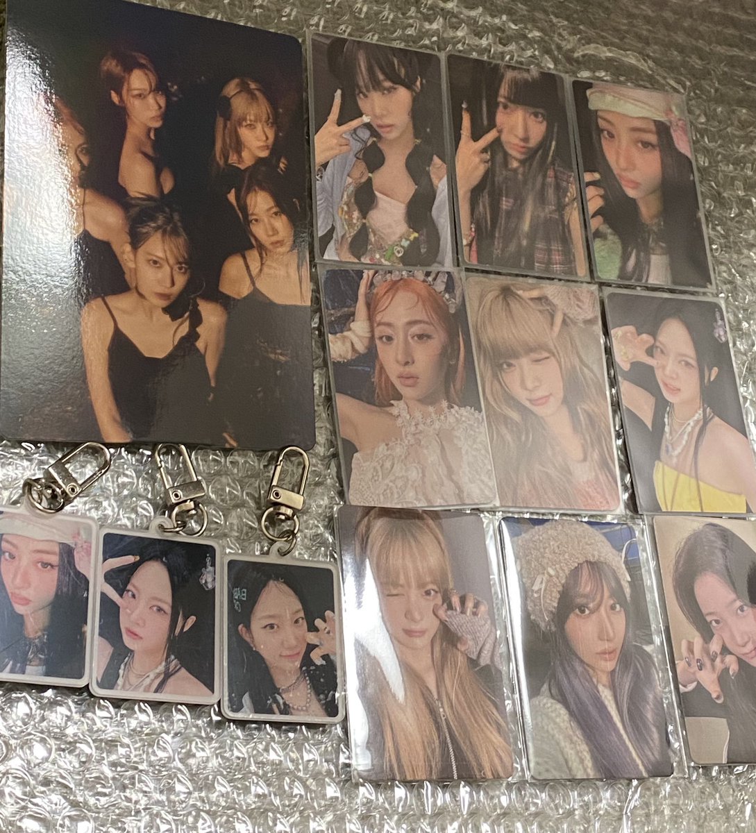 hyewonzz0o's tweet photo. weverseで予約してたeasy3形態届きました<3 予約特典3枚だけだと思ってたら6枚入っててびっくりした笑笑笑笑
みんな可愛すぎね？ https://t.co/f25lY96WyP