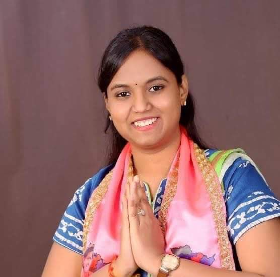 RSPraveenSwaero's tweet photo. సికింద్రాబాద్ కంటోన్మెంట్ ఎమ్మెల్యే Ms లాస్య నందిత గారి అకాల మరణం అత్యంత దిగ్బ్రాంతికరం! తండ్రి సాయన్న గారు మరణించిన సంవత్సరం లోపే ఎంతో గొప్ప భవిష్యత్తు ఉన్న కూతురు లాస్య గారు కూడా మరణించడం చాలా విషాదకరమైన వార్త. వారి ఆత్మకు శాంతి కలగాలని ప్రార్థిస్తూ…
🙏🙏🙏
Shocked by the untimely death of Ms Nandita Lasya, MLA Sec’bad Cantonment in a freak road accident today. I express my deepest condolences to the family and pray that Mother Nature give their family all the strength in this saddest moment.