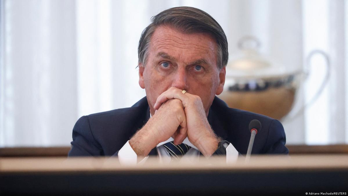 SergioJrOfGod1's tweet photo. REDAÇÕES EM APUROS

Havia uma enorme expectativa sobre o que o presidente 
@jairbolsonaro falaria no seu depoimento de hoje na polícia federal. Certamente, a noite de hoje seria uma arena onde jornalistas e comentaristas explorariam alguma fala pinçada que, de forma inexplicável, seria vazada para a imprensa. A tal fala, seria o veneno e por conseguinte, o esvaziamento de força das manifestações de domingo. Independente da quantidade de pessoas que aparecessem, os inimigos do presidente teriam nas mãos conteúdos liberados em conta-gotas, com cada frase em uma hora aleatória, de modo a minar forças ou provocar reações de seus apoiadores, ou até mesmo do próprio presidente. 

Desde àquelas polêmicas do CQC, Maria do Rosário, ou da entrevista sobre o presídio de Pedrinhas-Maranhão, Jair Bolsonaro é um assunto que vende muito e que prende a atenção da audiência. A imprensa tem se nutrido exatamente de suas falas no calor da emoção ou de suas opiniões politicamente incorretas. Pode perceber, se Bolsonaro ficar calado uma semana, a audiência de todas as emissoras caem. Basta lembrar dos dias posteriores a eleição de 2022, antes daquele pronunciamento em dezembro, quando o presidente se calou. Foi um terror para a imprensa. Bom, foi também para nós.

Fato é que Jair Bolsonaro, mais uma vez, deu um nó nos redatores e nos editores de jornais. O silêncio de Bolsonaro representa falta de serviço para muitos jornalistas que sobrevivem de uma interpretação aqui e uma hipérbole ali. Assim, os comentaristas daqueles programas onde cinco pseudo jornalistas fazem suas elucubrações, que, há muito tempo, desagrada aos telespectadores, pois já perceberam o jogo enviesado e preferem se informar pela via cibernética; ficaram sem pauta, sem manchete e sem material para colocar na roda. O informante invisível da polícia, que vaza informações pelo zap, não vai receber o pix essa semana. Deu ruim, flopou. Pelo menos até domingo.

E agora, qual será o assunto que pode prender a audiência? As supostas fugas dos presídios federais, o pedido de impeachment protocolado com mais de 140 assinaturas de deputados, ou a repercussão negativa da inconcebível fala do Lula contra o povo de Israel?   
 Ou quem sabe, poderia se focar na empresa laranja contratada para reformar o presídio de Mossoró e que deixou um alicate e ferramenta à toa para que os internos usassem na fuga? Um simples esquecimento? O que dizer?...
O que é mais importante que uma fala do Bolsonaro?
Bom, haveria uma possibilidade de tentar algum vazamento da fala que o presidente fará na Avenida Paulista no domingo. Porém, parece que ele vai falar espontaneamente, sem discurso escrito por outras pessoas. Não dá para vazar. 

Poxa, esse Bolsonaro também não colabora.
A estratégia é a seguinte: provoca-se, acusa-se, criam-se várias narrativas, finge-se ter provas do que não existe, e tenta-se tirar a concentração, o foco. Dessa maneira, ainda que seja notório que ele é inocente, o depoimento servirá de munição para uma próxima narrativa contra ele mesmo. Uma mensagem aqui, um emoji ali, a imprensa potencializando de forma massiva o dia todo e o inocente se torna culpado de nada. O processo cheio de prova de vento e de imaginação totalitária. 

Amigo, quer ouvir o Bolsonaro falar?
Vou te dar uma dica:
Vá para Avenida Paulista, no próximo domingo, dia 25 de fevereiro, às 15h. Aliás, é melhor você chegar mais cedo, vai ter muita gente. Muita mesmo. Vai ser gigante.

Sergio Junior
#Dia25VaiSerGigante