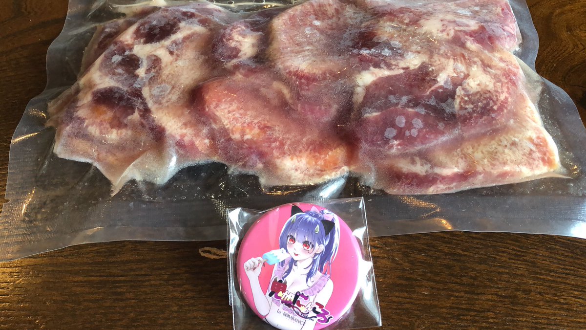 iubLJN5TXL20jMM's tweet photo. 鬼姫にゃんころちゃんの案件配信を観て頼んだLaBOMBANCEさんの昆布締め牛タンが缶バッジと一緒に届いた〜❣️
同封されていた説明書の通り解凍してから食べる‼️超楽しみ〜(๑>◡<๑)
@KIKI_NYANKORO
#鬼姫tube
#labombance
#昆布締め牛タン
https://t.co/OhJ9P9un6z https://t.co/ezMEYFUY4P