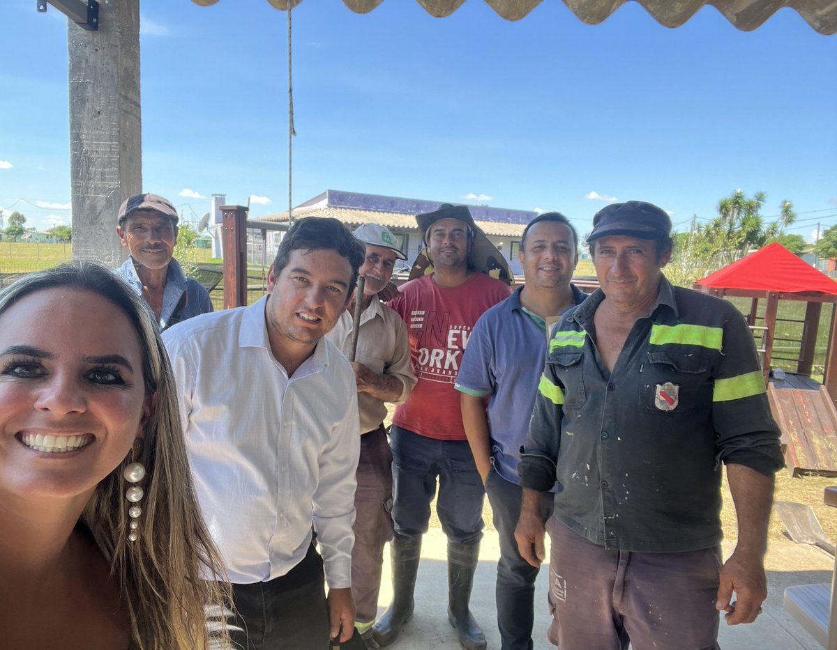 Estuvimos en Yacare, charlamos con los vecinos, recorrimos las obras que se están realizando en la localidad
Con autoridades de la Fundación Gastesi Martinicorena quienes colaboran siempre con los pueblos de nuestro departamento