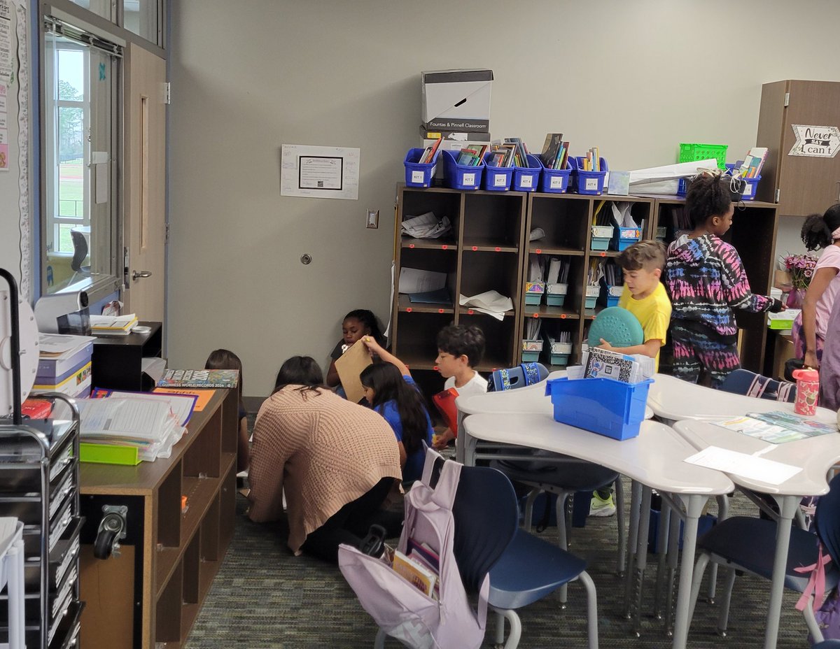 These kids work hard today in groups to find the central idea! #geanchored #teamwork <a href="/MrsRFiore/">Rebecca</a>