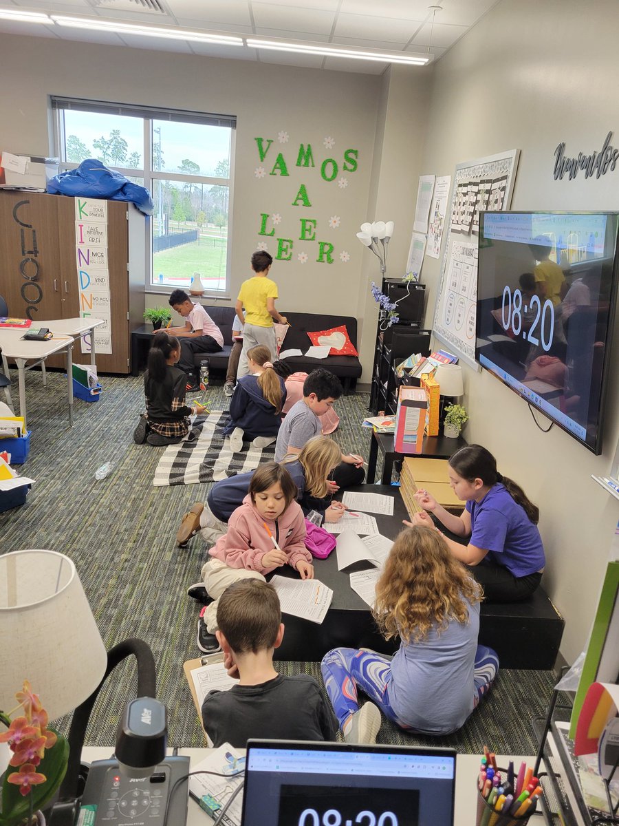 MonicaMoreau3's tweet photo. These kids work hard today in groups to find the central idea! #geanchored #teamwork @MrsRFiore https://t.co/8tEfmBNW1g