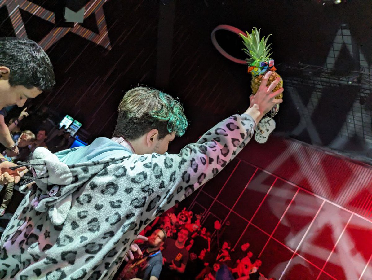 Okay so... day two of #NFC24 was literally saved by the main stage playing "house" that sounded more like hardstyle x3

But ngl I dug it and a friend got that shot which looks like a fucking album cover haha