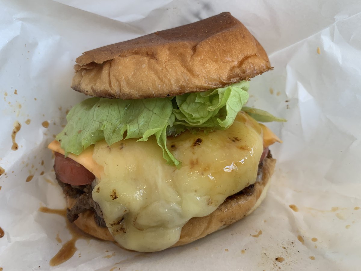 takaya03's tweet photo. #GoGoBurger さん 猫さんのシール貼ってくれてる(*´ω`*)
お持ち帰りのつもりが チーズの誘惑に負けて 半分ずつ食べちゃう(`・∀・´)
店内の猫さんは成猫さんも譲渡対象ですよ
仲良しを目の前に美味しいいただいてます😋
撮影:#CatCafeWish/#帯広 #保護猫 #譲渡 #里親募集中 #猫カフェ #cat https://t.co/qx7XdBtzad