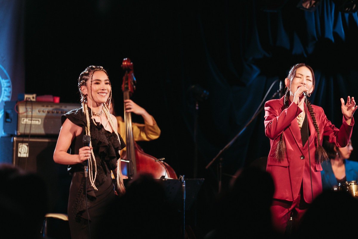 miki_et_nana's tweet photo. W Project『Wonderful Live vol.12』はおかげさまで満員御礼🔥大盛況で無事終了いたしました‼️TiAさんのソウルフルな歌に会場は沸き、現役大生の渡邉瑠菜ちゃんのオリジナル曲のクオリティにも驚かされました❣️
ミッケナナ 次のライブは4/2赤坂b-flatです❗️
#wproject
#TiA
#渡邉瑠菜
#ミッケナナ https://t.co/HnBfBZXI38