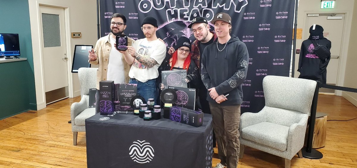 MandyChaos05's tweet photo. @State_Champs I had a great day finally meeting you all.@risecannabis i hope u come back soon u are awesome love you
 ♡♡ stay HIGH ;) ~Mandy https://t.co/gQ6QH85h4y