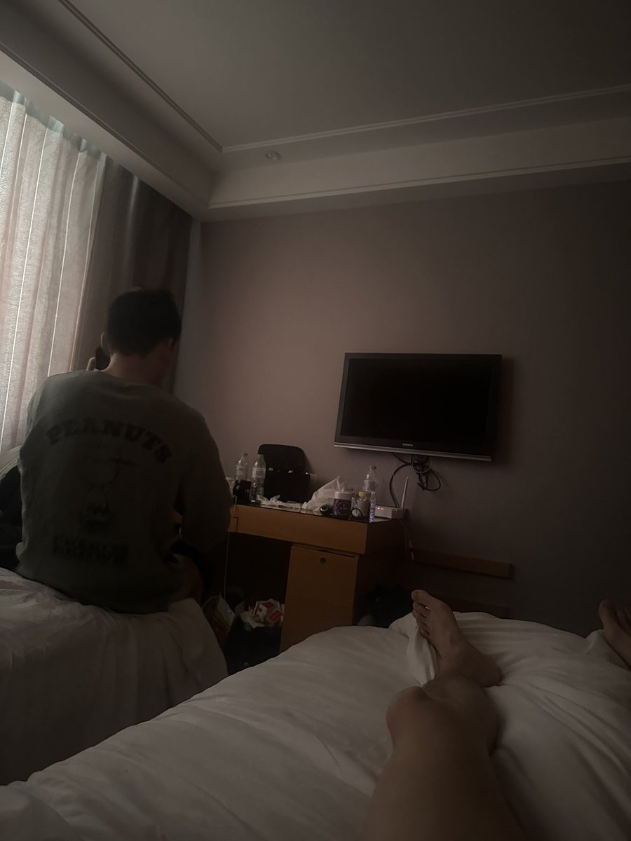 21岁黑龙江弟弟真的猛  一进门就硬邦邦  他说要带套  我说不要带  连哄带骗把我无套l操了  爽死了   最后射了我全身都是精