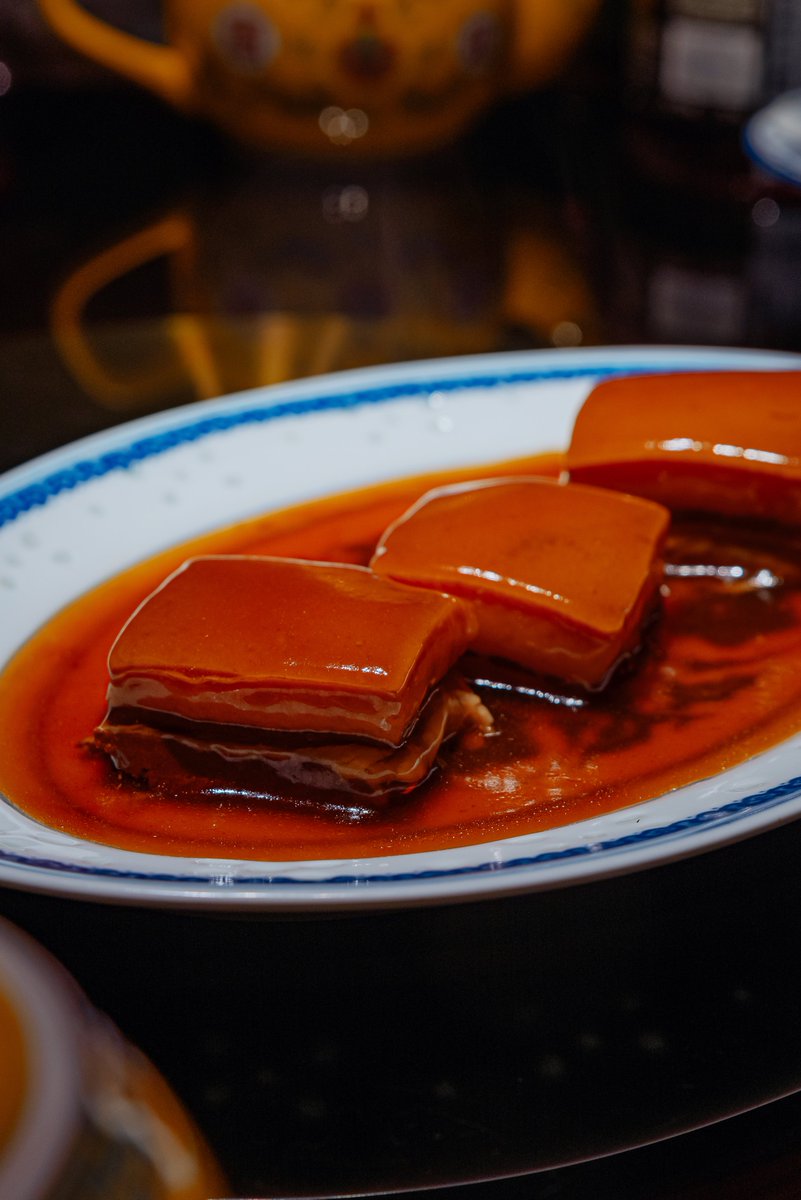 _travelkim's tweet image. 혜화 계향각
짜장면, 꿔바로우가 없는 중국음식점. 
18세기 청나라 원매의 수원식단(隨園食單) 요리를 재현하여 선보이는 곳. 뭔 소리냐면... 요리왕 비룡에 나올법한 음식 간접 체험 가능하다는 말.
황금같은 볶음밥, 돼지위오골계탕, 찹쌀연근조림, 동파육, 불도장, 팔오보리 등등.