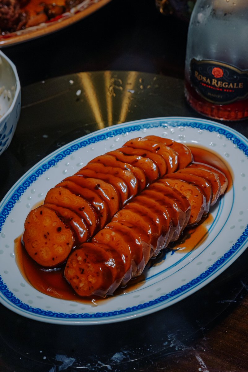 _travelkim's tweet image. 혜화 계향각
짜장면, 꿔바로우가 없는 중국음식점. 
18세기 청나라 원매의 수원식단(隨園食單) 요리를 재현하여 선보이는 곳. 뭔 소리냐면... 요리왕 비룡에 나올법한 음식 간접 체험 가능하다는 말.
황금같은 볶음밥, 돼지위오골계탕, 찹쌀연근조림, 동파육, 불도장, 팔오보리 등등.