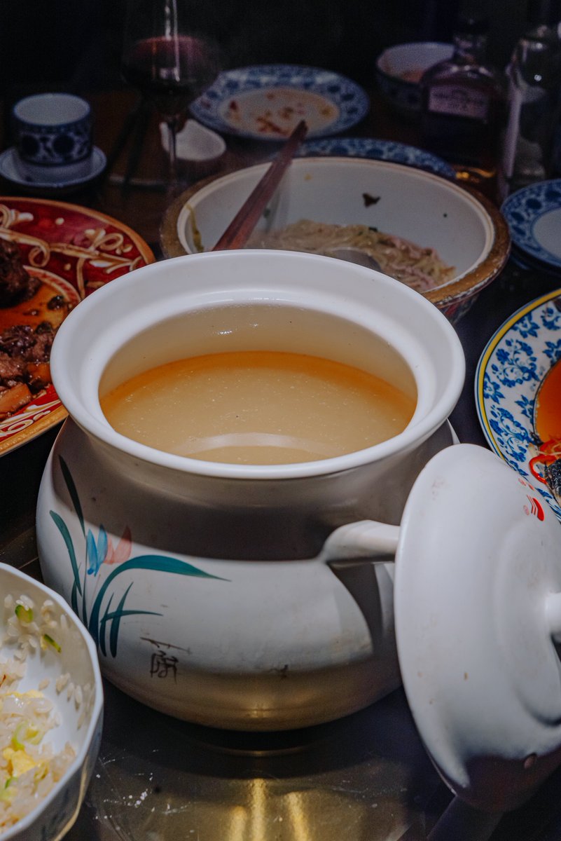 _travelkim's tweet image. 혜화 계향각
짜장면, 꿔바로우가 없는 중국음식점. 
18세기 청나라 원매의 수원식단(隨園食單) 요리를 재현하여 선보이는 곳. 뭔 소리냐면... 요리왕 비룡에 나올법한 음식 간접 체험 가능하다는 말.
황금같은 볶음밥, 돼지위오골계탕, 찹쌀연근조림, 동파육, 불도장, 팔오보리 등등.