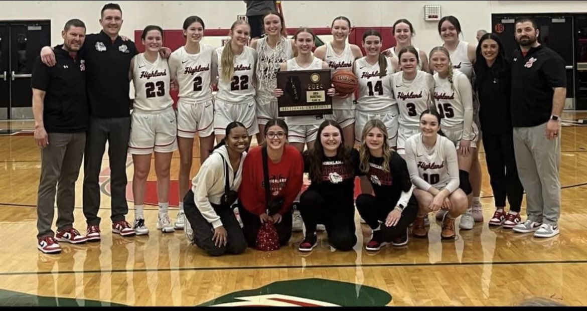 SECTIONAL CHAMPS!!! The Lady Dogs got a hard fought win over a great Effingham team 34-31. Another defensive battle! We play Chatham Glenwood at Highland Monday night at 7! #LadyDogs