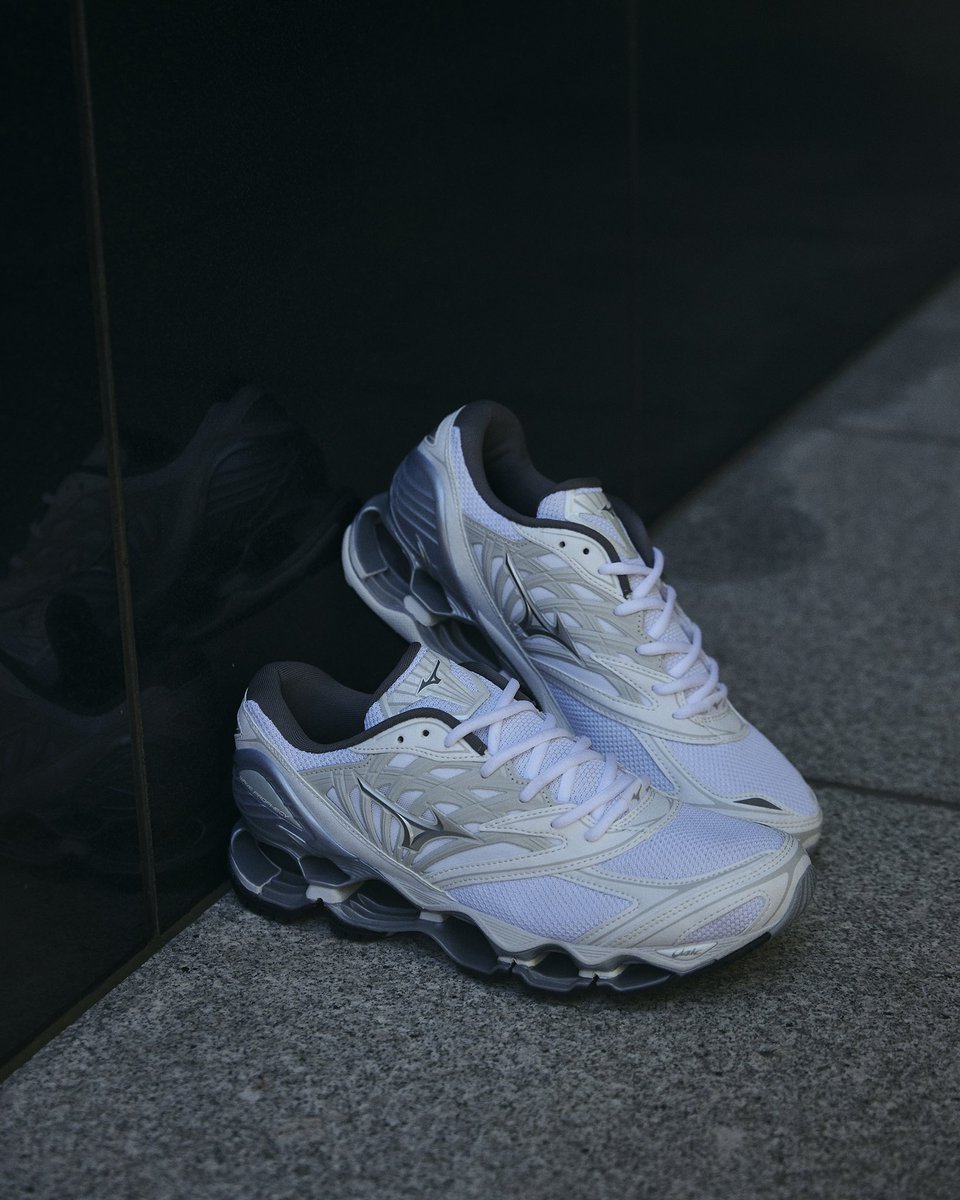 nouverte_mag's tweet photo. 前回即完売で話題を呼んだMIZUNO WAVE PROPHECY LSのトリプルブラックに加え、新色WHITE×SILVERが登場。

https://t.co/2BCEQo3Yyu https://t.co/1UiM4bJpP9
