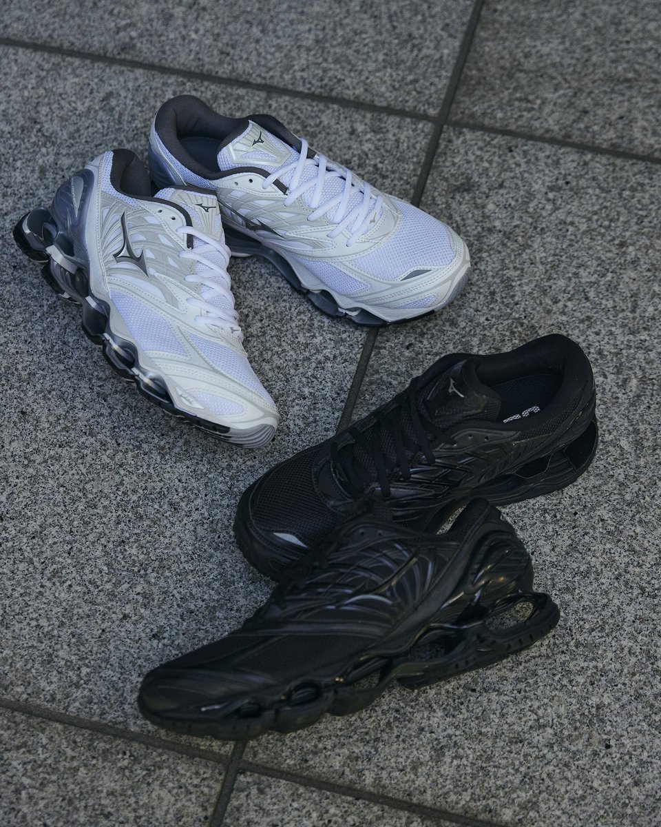 nouverte_mag's tweet photo. 前回即完売で話題を呼んだMIZUNO WAVE PROPHECY LSのトリプルブラックに加え、新色WHITE×SILVERが登場。

https://t.co/2BCEQo3Yyu https://t.co/1UiM4bJpP9