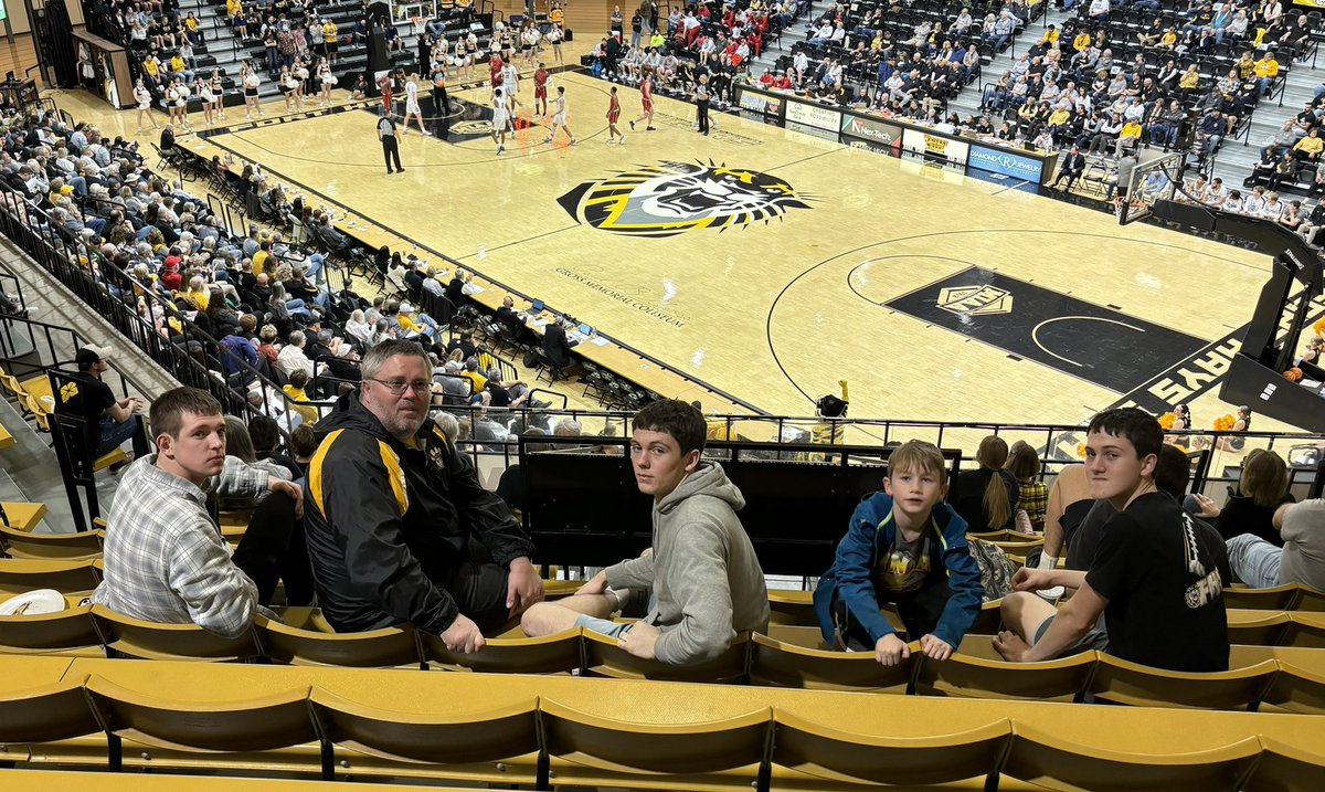BeckyWindholz's tweet photo. Big Brothers Night! Thank you, BBBS! https://t.co/RdGLUleqa8