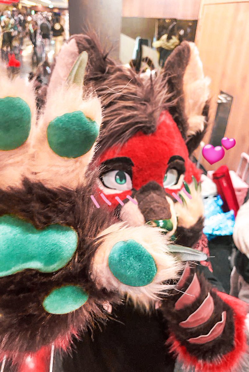 Kuvonkiel's tweet photo. when u call me qtpi 🙈
📸: @AppleFoxxo_
#FursuitFriday #fursuiter #drox https://t.co/uYKajA7vNF