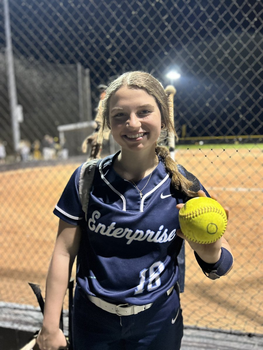 AnsleyReeves19's tweet image. First varsity HR tonight!  So far a great start to my 8th grade season!  @AL_Batbusters @lbpowell12 @LegacyLegendsS1 @ExtraInningSB @KyleParmley @StinaMcC7 @e_newellcoach @Nick4LYFE33