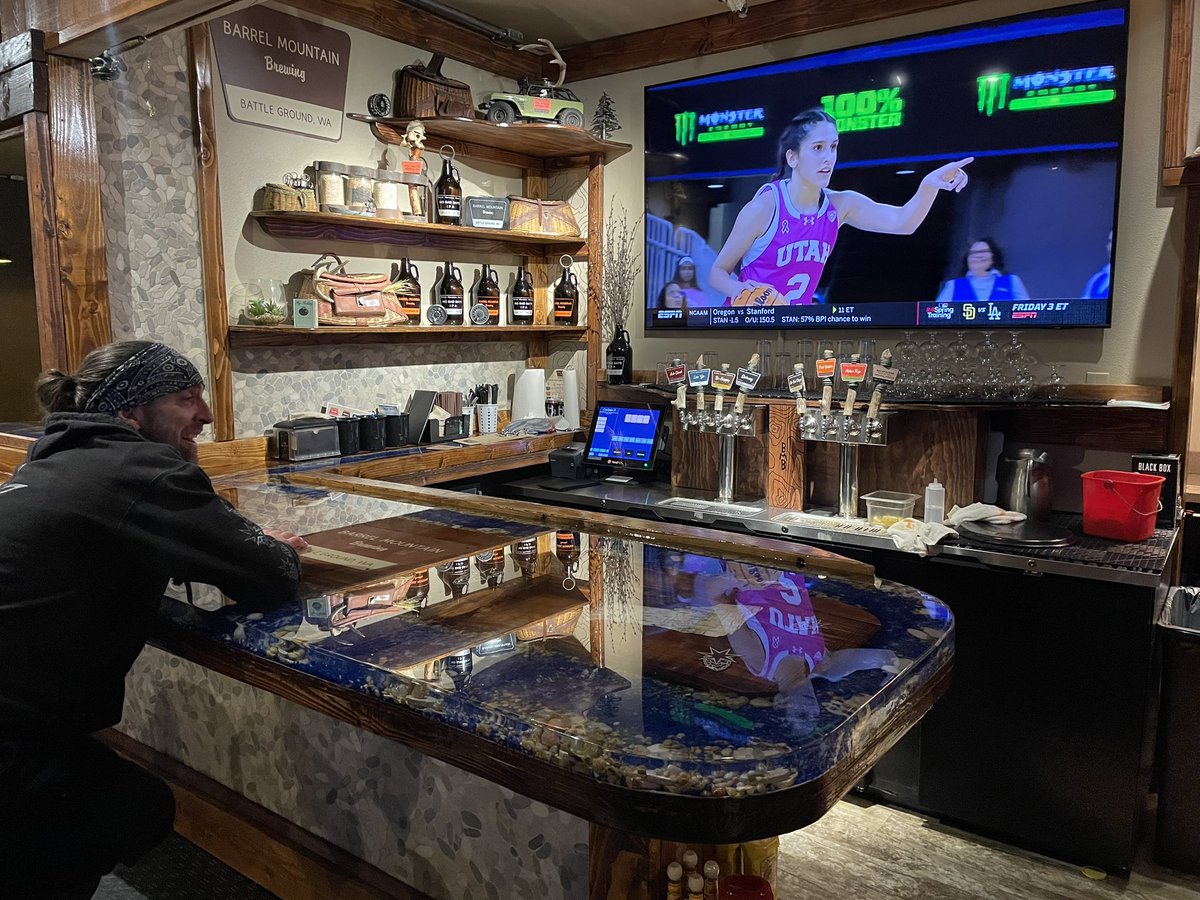 larsond55's tweet photo. Barrel Mountain Pizza and Pints. Just opened up on St. John’s. Go there. Real good! And if you don’t like it, @owen_frasier knows the owner 🤣 https://t.co/YwaERQn4oz