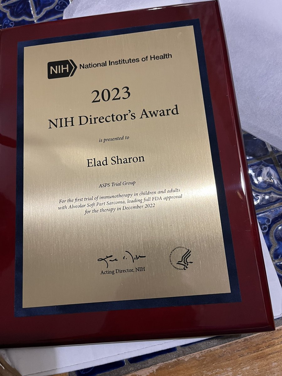 Honored to receive a plaque for our team’s work getting the first immune checkpoint inhibitor approved in #sarcoma! #AlveolarSoftPartSarcoma is a rare cancer! Thanks for this @NIHDirector’s award! My last for work I did @NCICTEP_ClinRes! Thanks to @NIH, @genentech & @FDAOncology