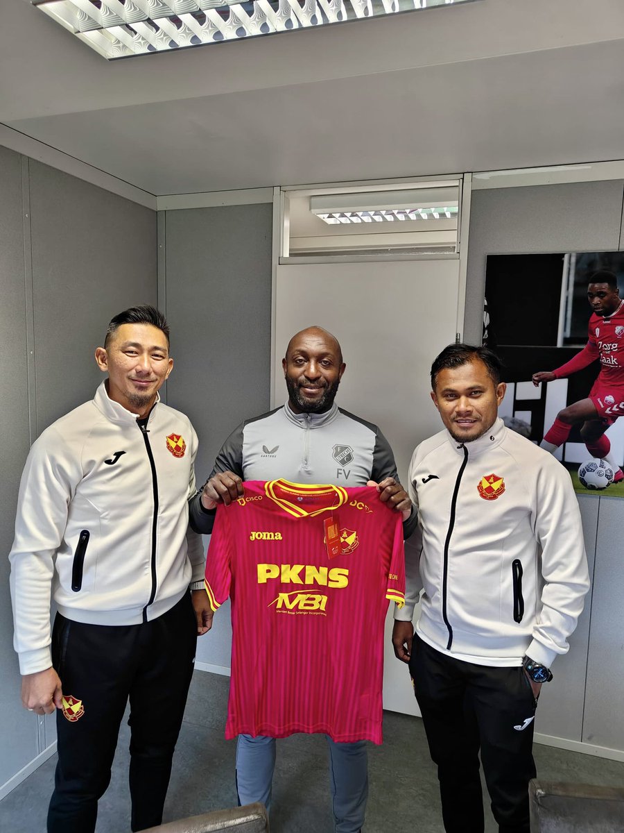 FirdausTanAziz's tweet photo. The @SelangorFC International Coach Development Program (Professional Club Visit) - @FCUtrecht, Utrecht Netherlands.

#Alhamdulillah 
#AllPraisesToAllah
#SholluAlanNabiMuhammad
#TheJourneyContinues
#CoachDevelopment
#ProClubVisitNetherlands https://t.co/Ar2j4og2rg