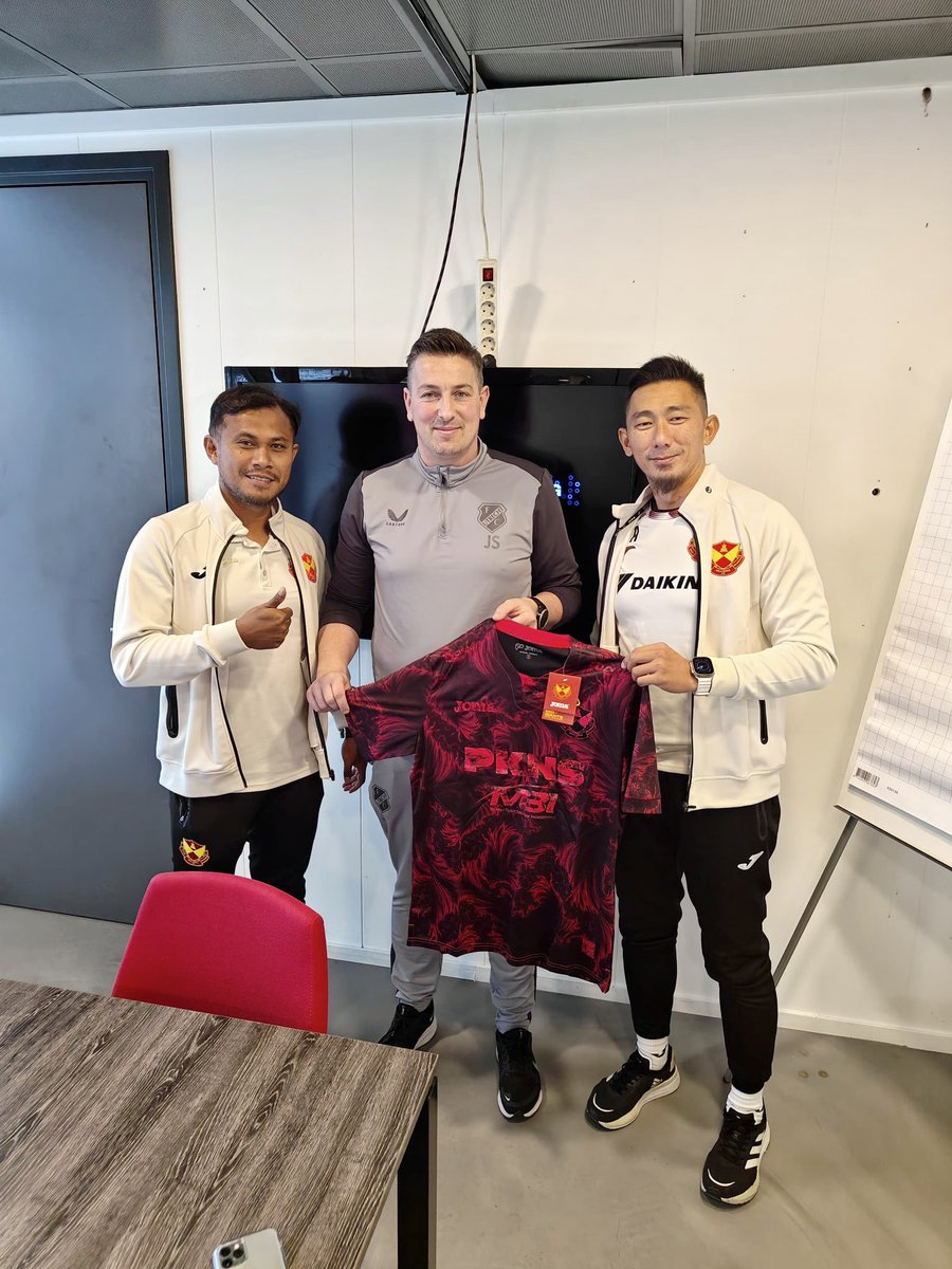 FirdausTanAziz's tweet photo. The @SelangorFC International Coach Development Program (Professional Club Visit) - @FCUtrecht, Utrecht Netherlands.

#Alhamdulillah 
#AllPraisesToAllah
#SholluAlanNabiMuhammad
#TheJourneyContinues
#CoachDevelopment
#ProClubVisitNetherlands https://t.co/Ar2j4og2rg