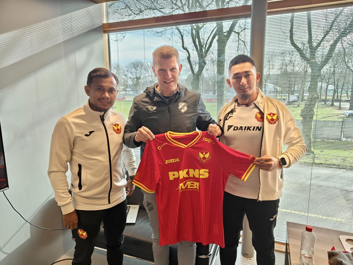 FirdausTanAziz's tweet photo. The @SelangorFC International Coach Development Program (Professional Club Visit) - @FCUtrecht, Utrecht Netherlands.

#Alhamdulillah 
#AllPraisesToAllah
#SholluAlanNabiMuhammad
#TheJourneyContinues
#CoachDevelopment
#ProClubVisitNetherlands https://t.co/Ar2j4og2rg