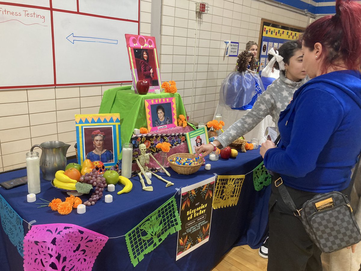 WRscience_13's tweet photo. Diversity night @WRidgeMS @theSMSD https://t.co/RDSba2RUHm